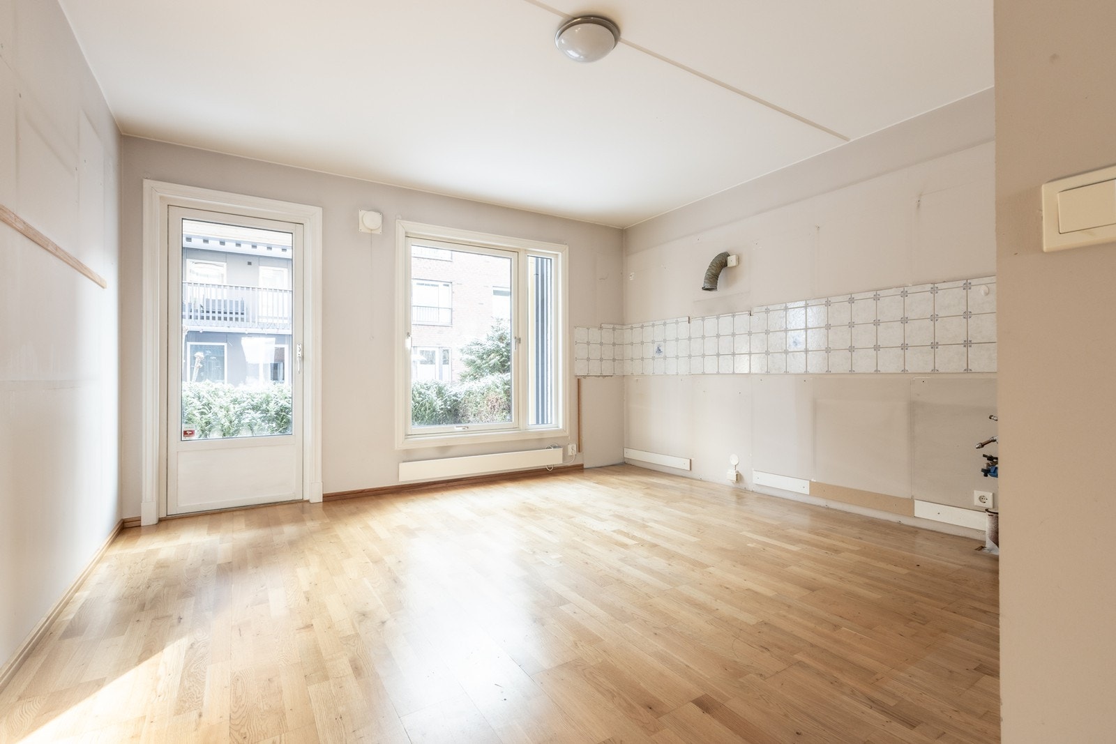 Kjøkken - kjøkkeninnredningen var gammel og slitt og er nå demontert, klart for oppussing. Galleribilde