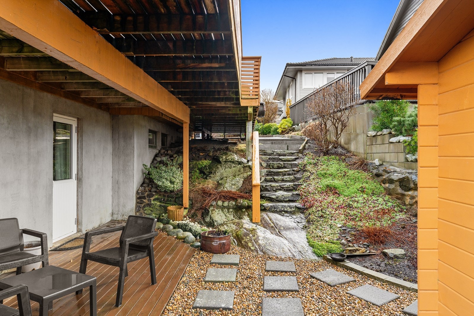 Hage og terrasse med tilkomst fra kjeller Galleribilde