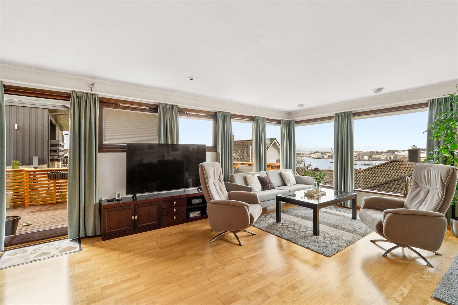 Fra stue er det utgang til terrasse med gode solforhold samt en flott utsikt. Galleribilde