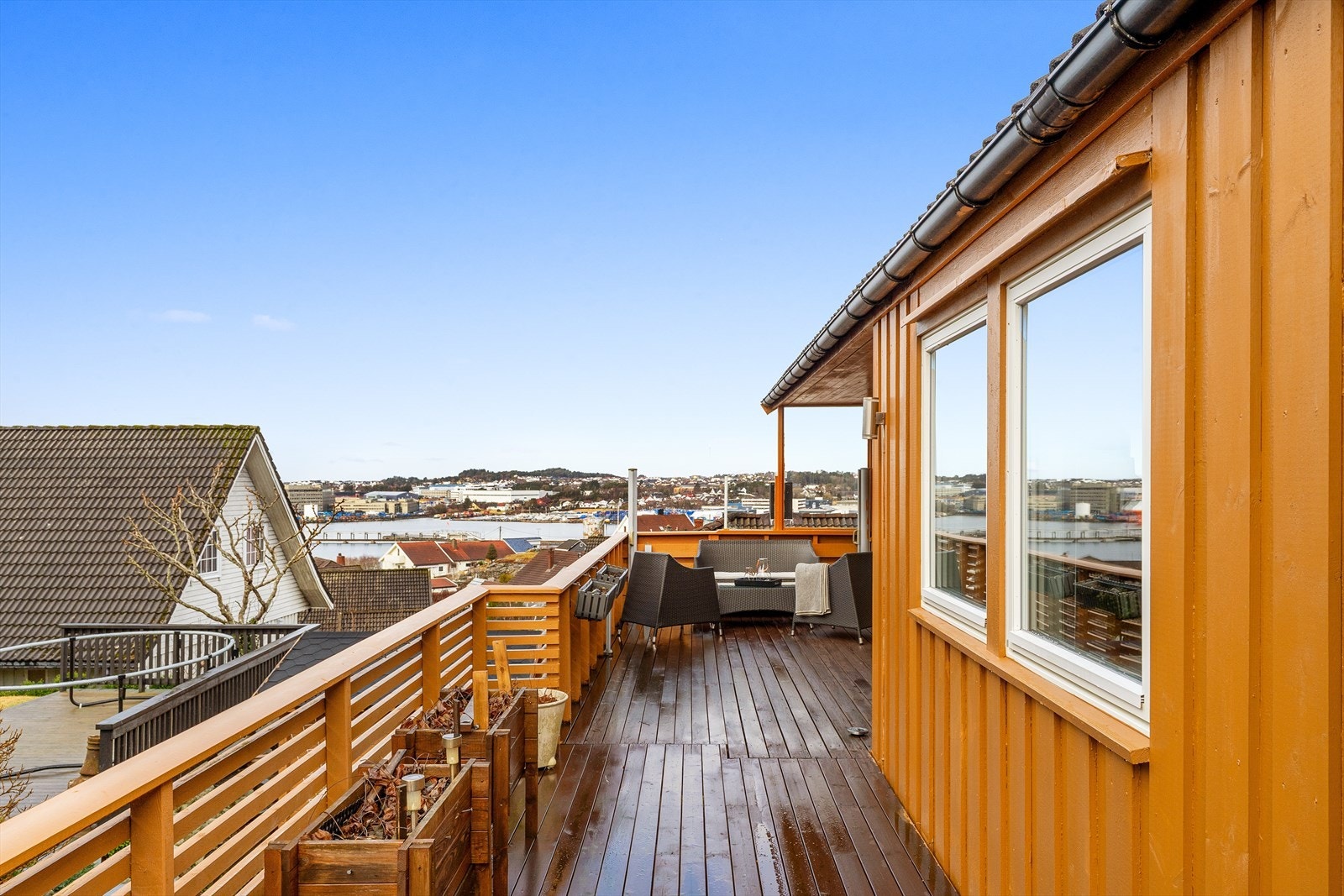 Terrasse med tilkomst fra stue og soverom. Flott utsikt samt lite innsyn. Galleribilde