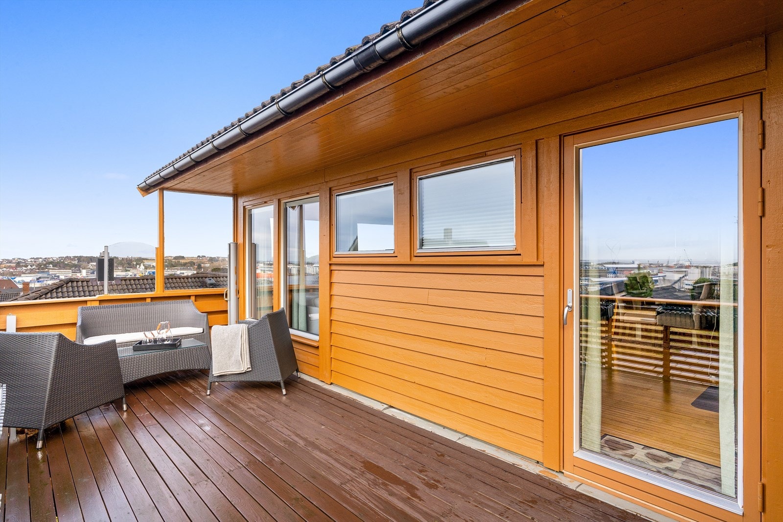 Sjarmerende enebolig med solrik tomt og fin beliggenhet Fin utsikt både fra stuen inne og fra terassen Galleribilde
