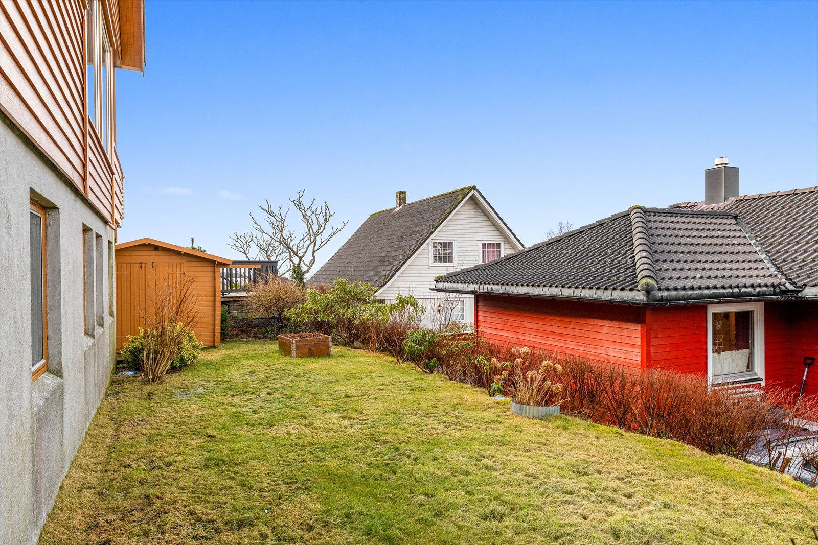 Fin plen på nordsiden av tomten med praktisk redskapsbod Galleribilde