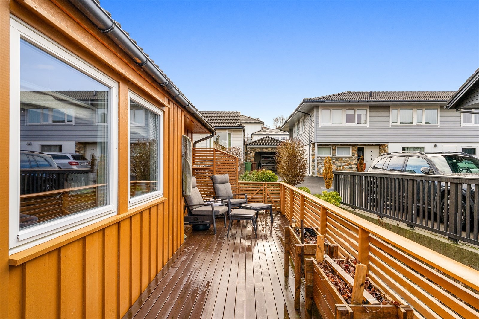 Terrasse med tilkomst fra soverom og stue Galleribilde