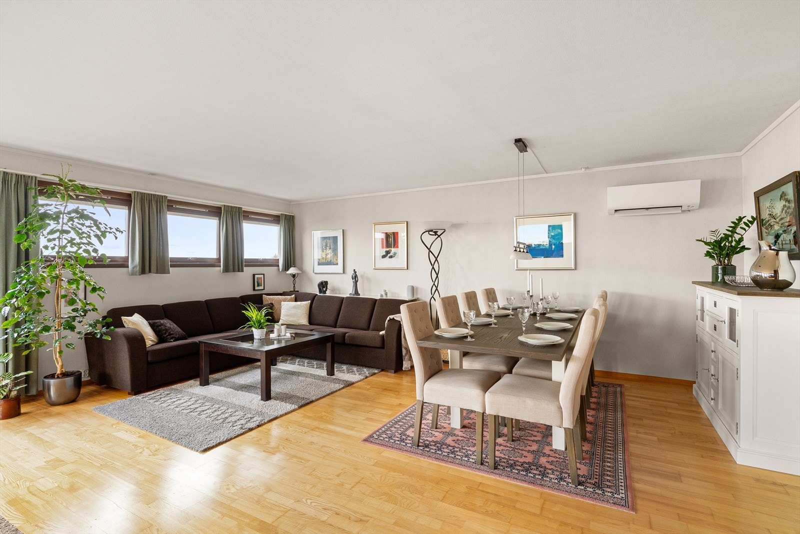 Stuen er enkel å møblere med plass til flere sittegruppe samt TV-seksjon. Galleribilde