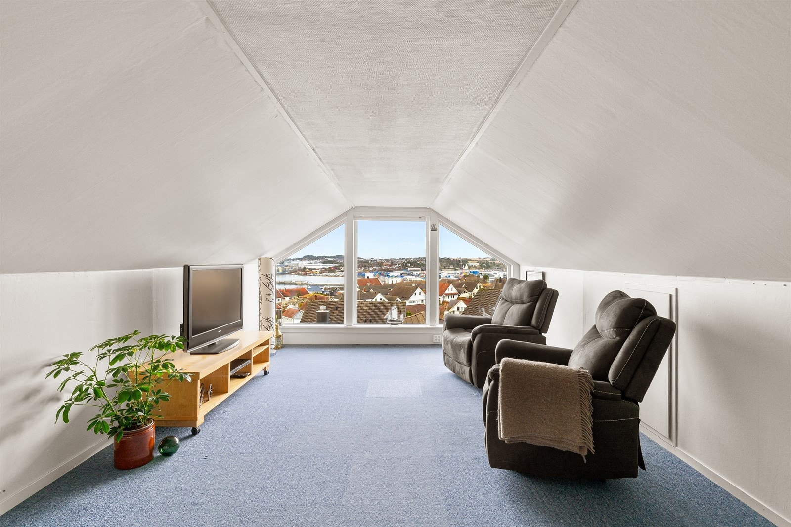 Fra loftstuen har man en fantastisk utsikt. ( Det foreligger ikke tegning av loftetasje ) Galleribilde