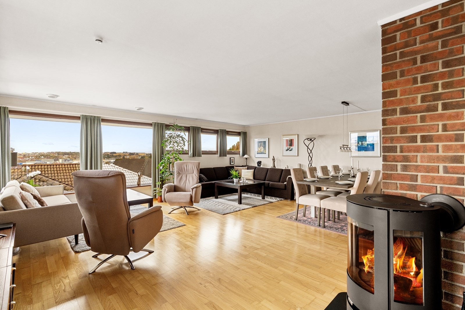 Romslig stue med store vindusflater som slipper inn rikelig med naturlig lys. Galleribilde