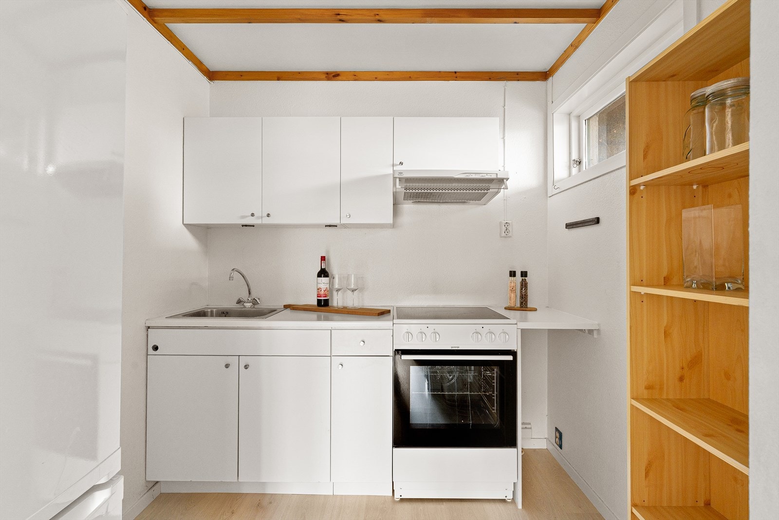 kjøkken med hvite fronter og hvit benkeplate. Galleribilde