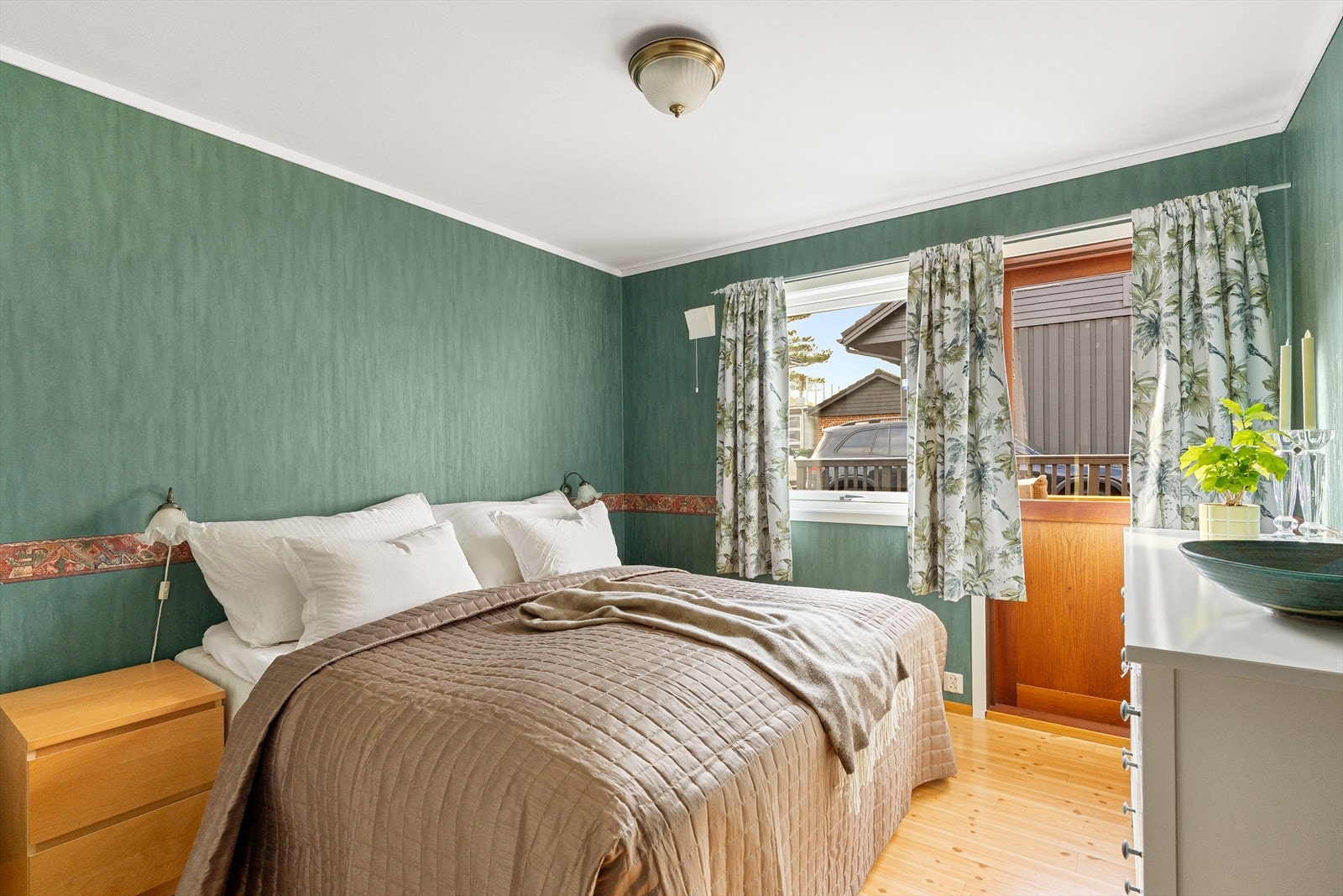 Hovedsoverom av god størrelse med utgang til terrasse med gode solforhold og en fin utsikt. Galleribilde