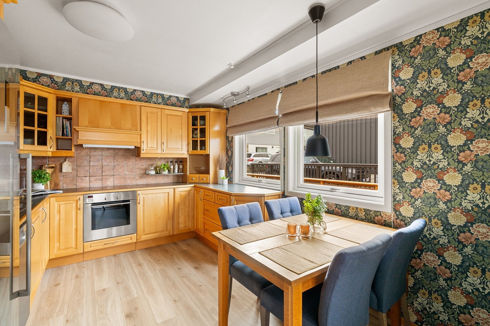 Kjøkken med brune fronter og mørk benkeplate. Galleribilde