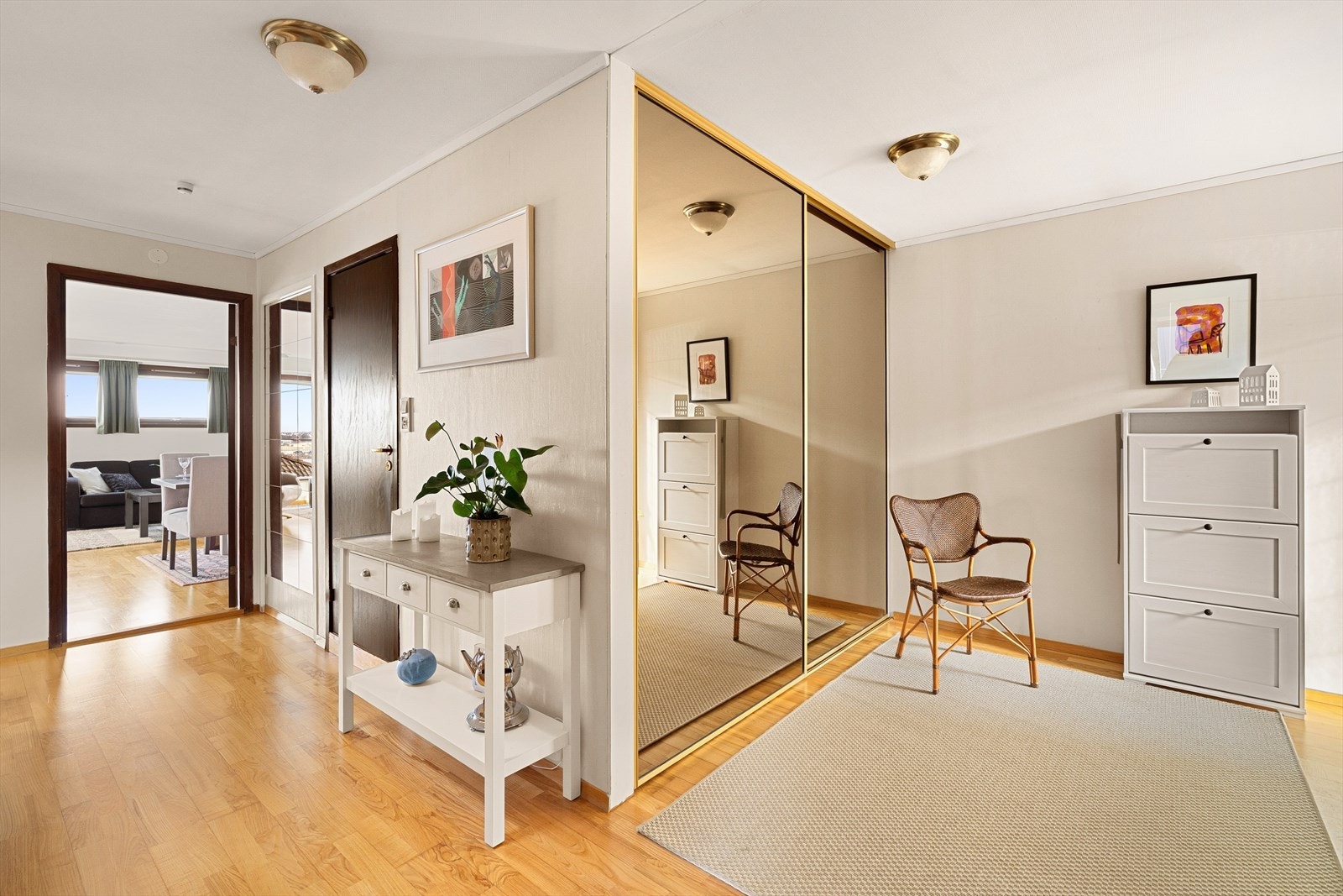 Innbydende entré med plass til å henge fra seg yttertøy. Galleribilde