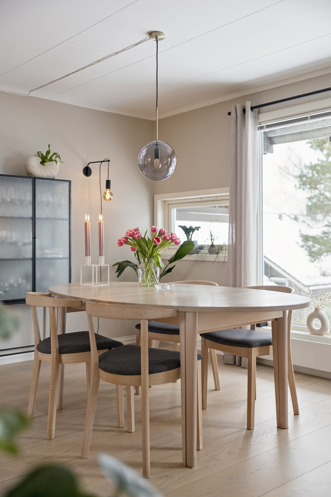 Boligen har vinduer med isolerglass, utskiftet av borettslaget i 2024. Glassene er datostemplet 2019-2022. Galleribilde