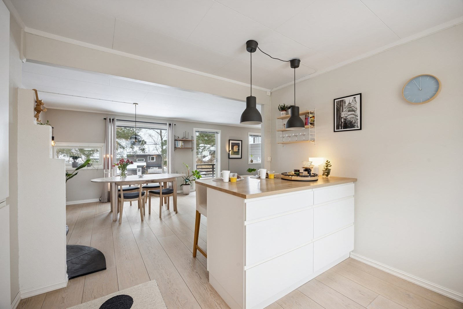 Det er montert laminatplate på veggen over benken, og det er belysning under overskapene. Galleribilde