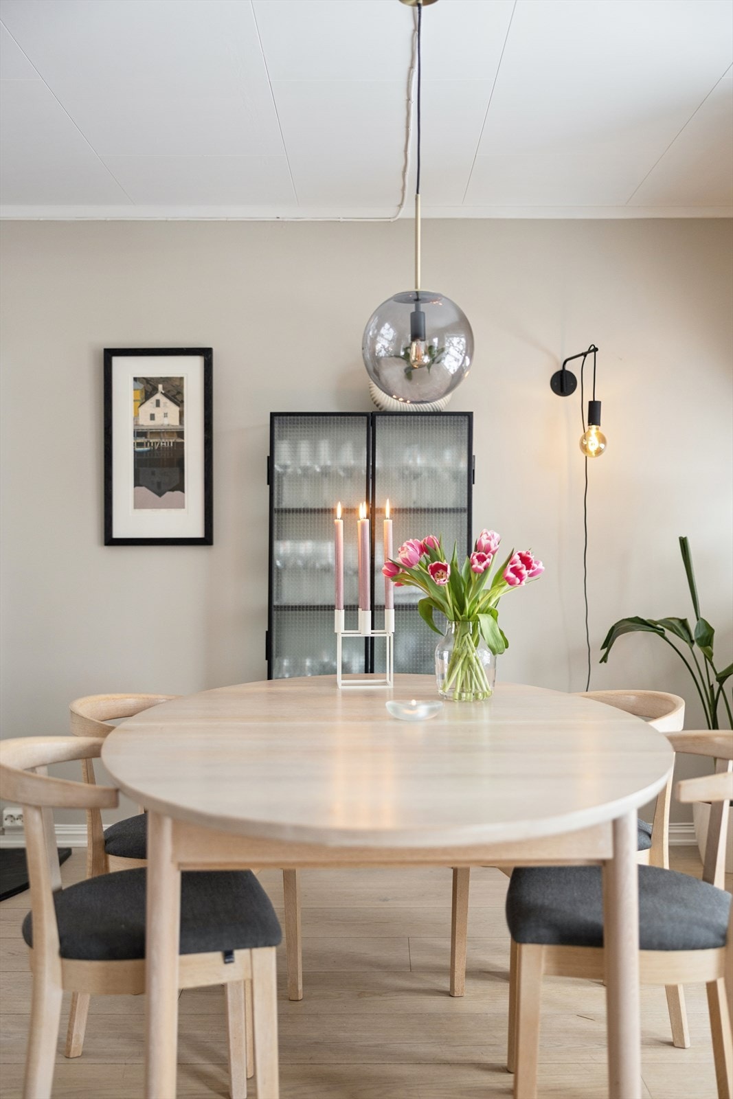 Spisebord med plass til flere personer gir en sosial spiseplass. Galleribilde