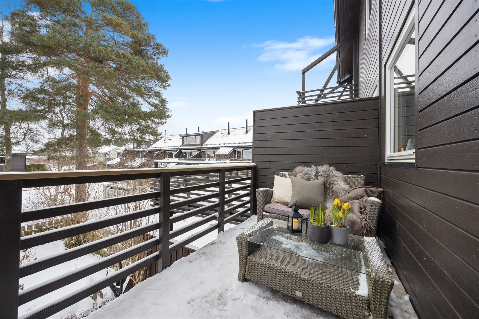 Boligen har utgang til en trivelig balkong på ca. 6 m², med plass til ønsket balkongmøblement. Galleribilde