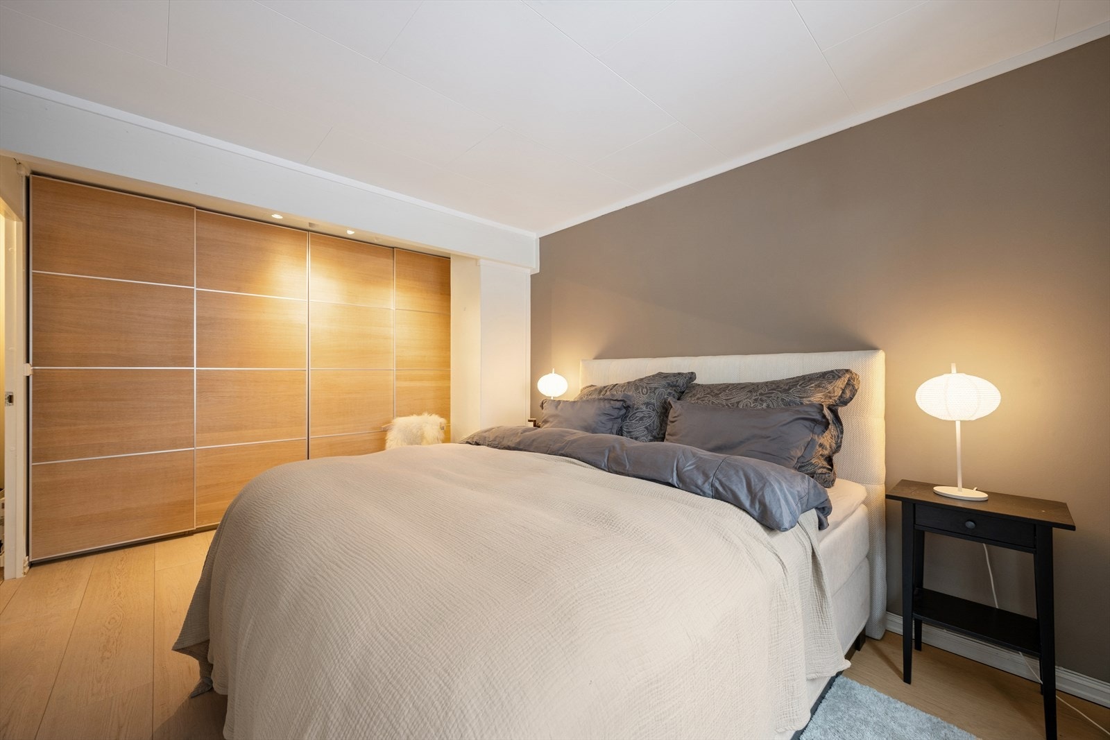 Skyvedørsgarderobe gir praktisk oppbevaring i hovedsoverommet. Galleribilde