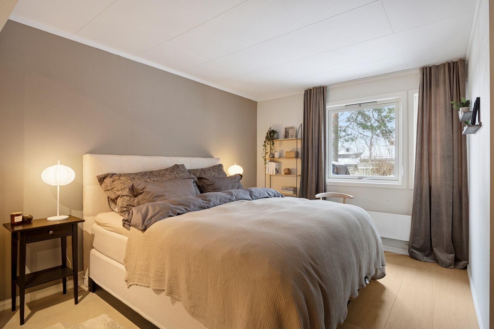 Boligen har to gode soverom med fine innredningsmuligheter, praktisk plassert på samme etasjeplan. Galleribilde