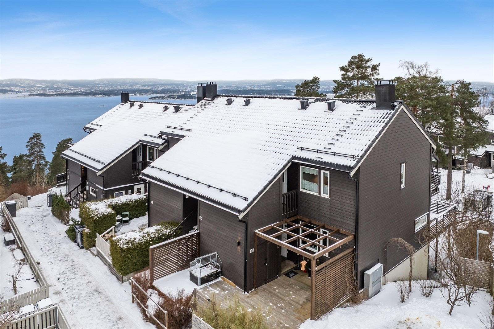 Bilfritt og barnevennlig område med fin vestvendt utsikt til fjorden Galleribilde