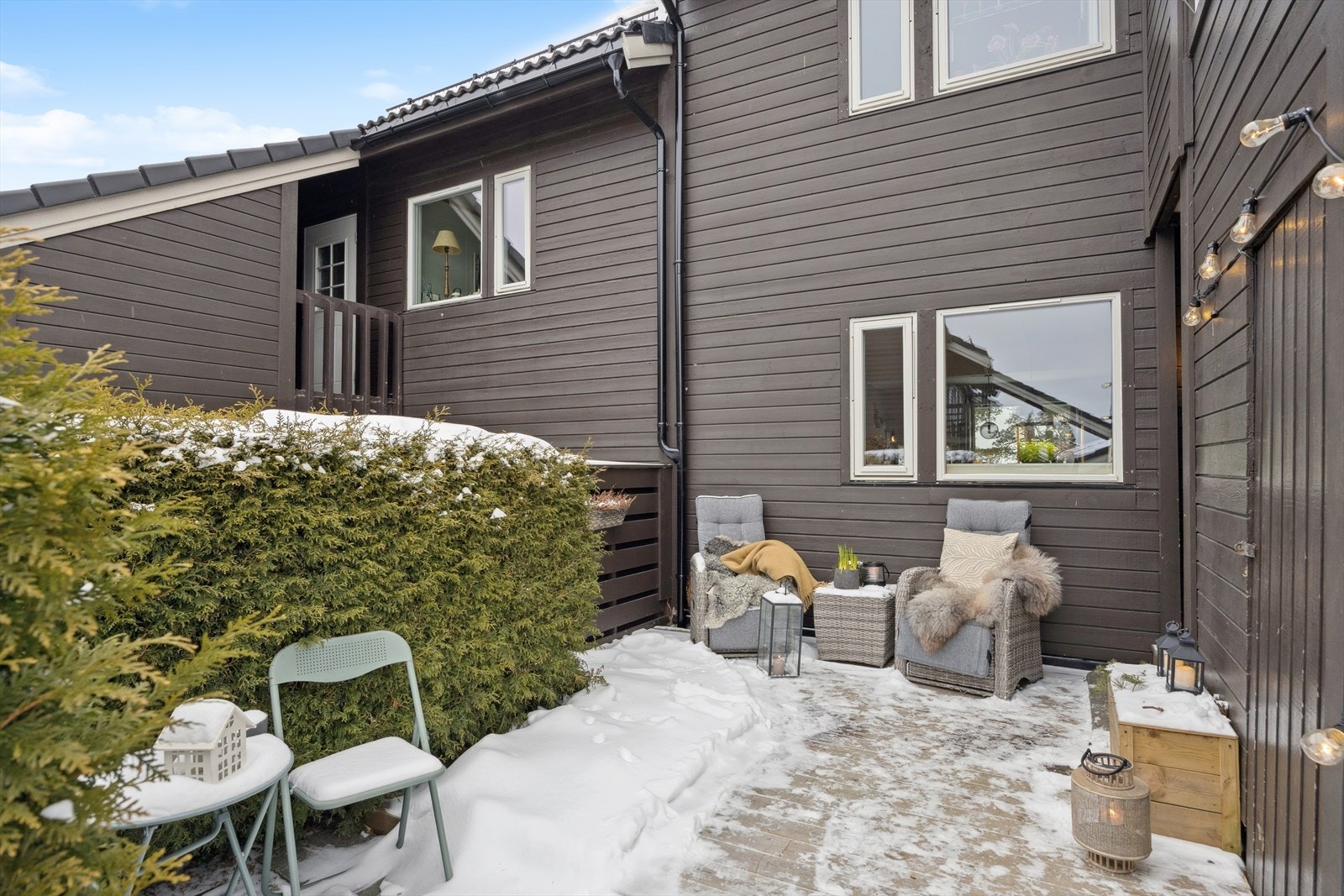 Den sydvendte terrasseplattingen ved inngangspartiet, målt til ca. 16 m², skaper en hyggelig velkomst og gir ekstra sittemuligheter for gode stunder utendørs. Galleribilde