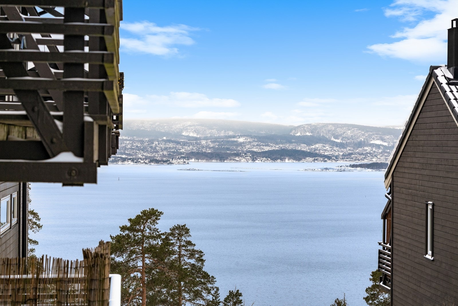 Et vakkert sjøgløtt gir en naturskjønn og stemningsfull opplevelse fra boligen. Galleribilde