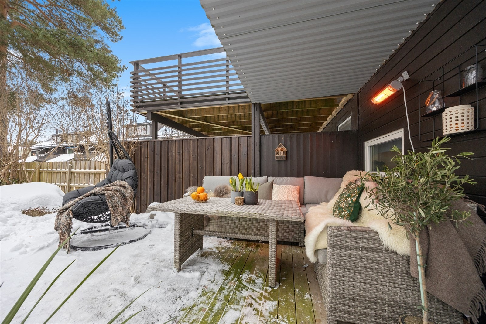 Treplattingen er målt til ca. 38 m² og gir svært gode muligheter for ønsket utemøblement og soner for både avslapning og sosialt samvær. Galleribilde