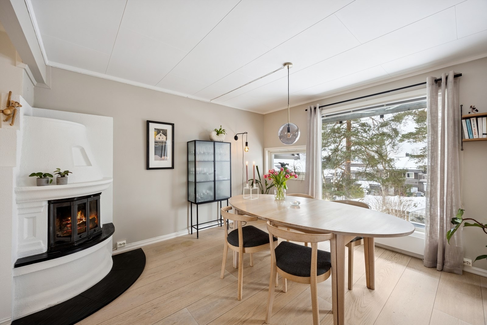 Utgang til nordvendt balkong fra stuen gir enkel tilgang til uteområdet. Galleribilde