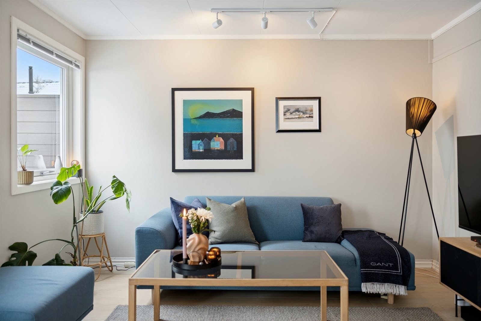 Stue med plass til sofagruppe og TV-løsning. Galleribilde