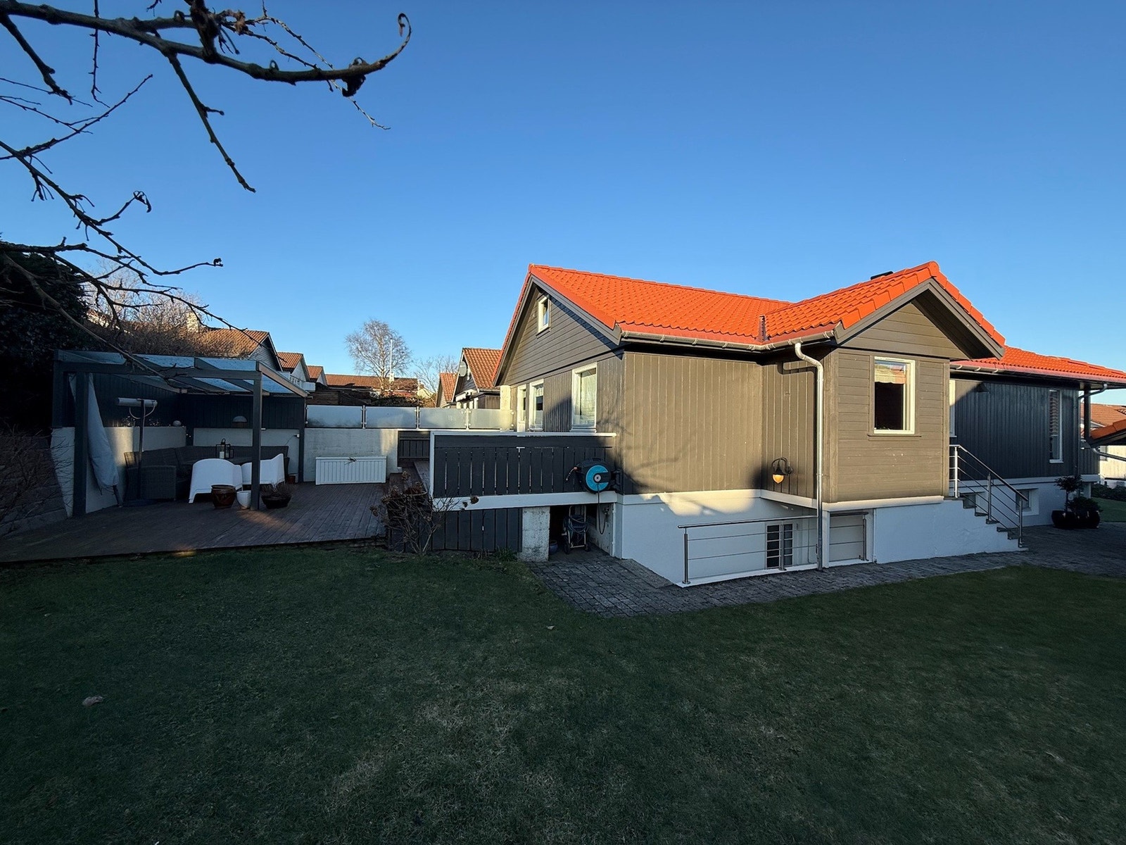 Velkommen til en flott enebolig med dobbel garasje, pent opparbeidet uteområde og barnevennlig beliggenhet. Galleribilde