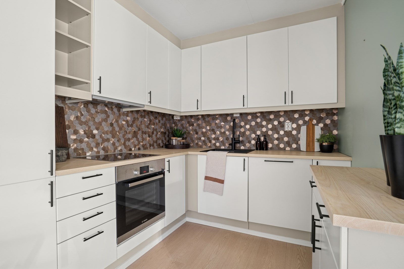 Kjøkkenet inkl. spisestuen måler 10,6 m². Galleribilde