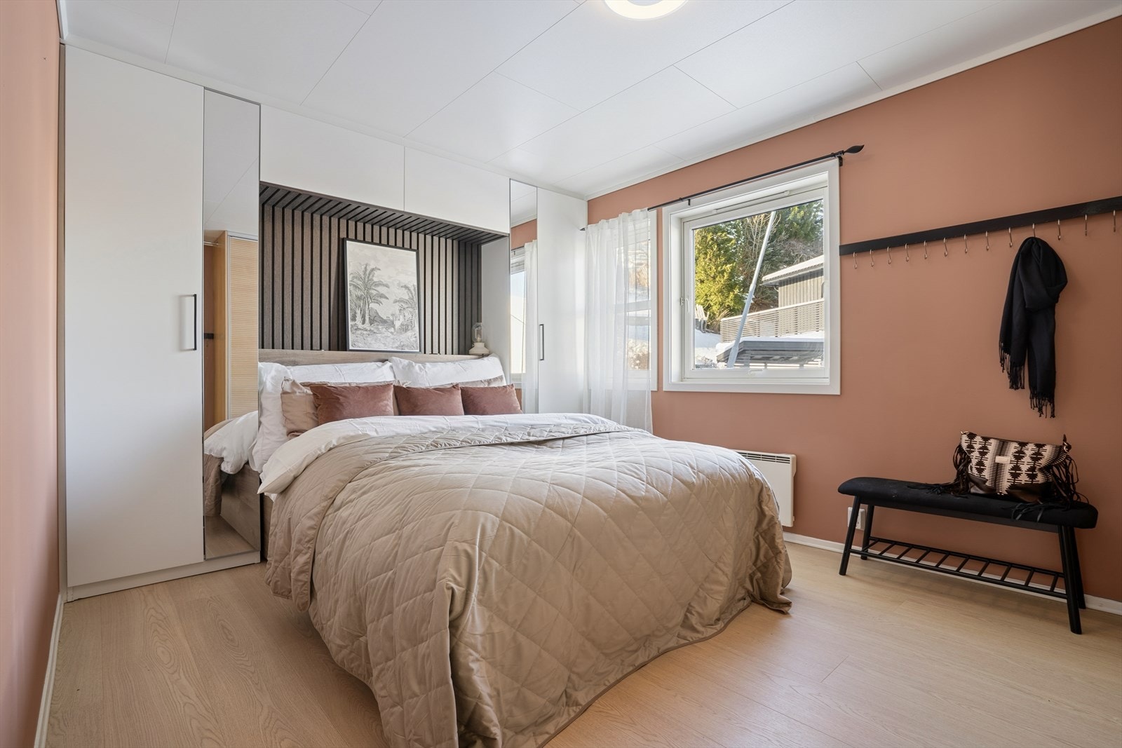 Det er plassbygd gode garderobeløsninger. Galleribilde