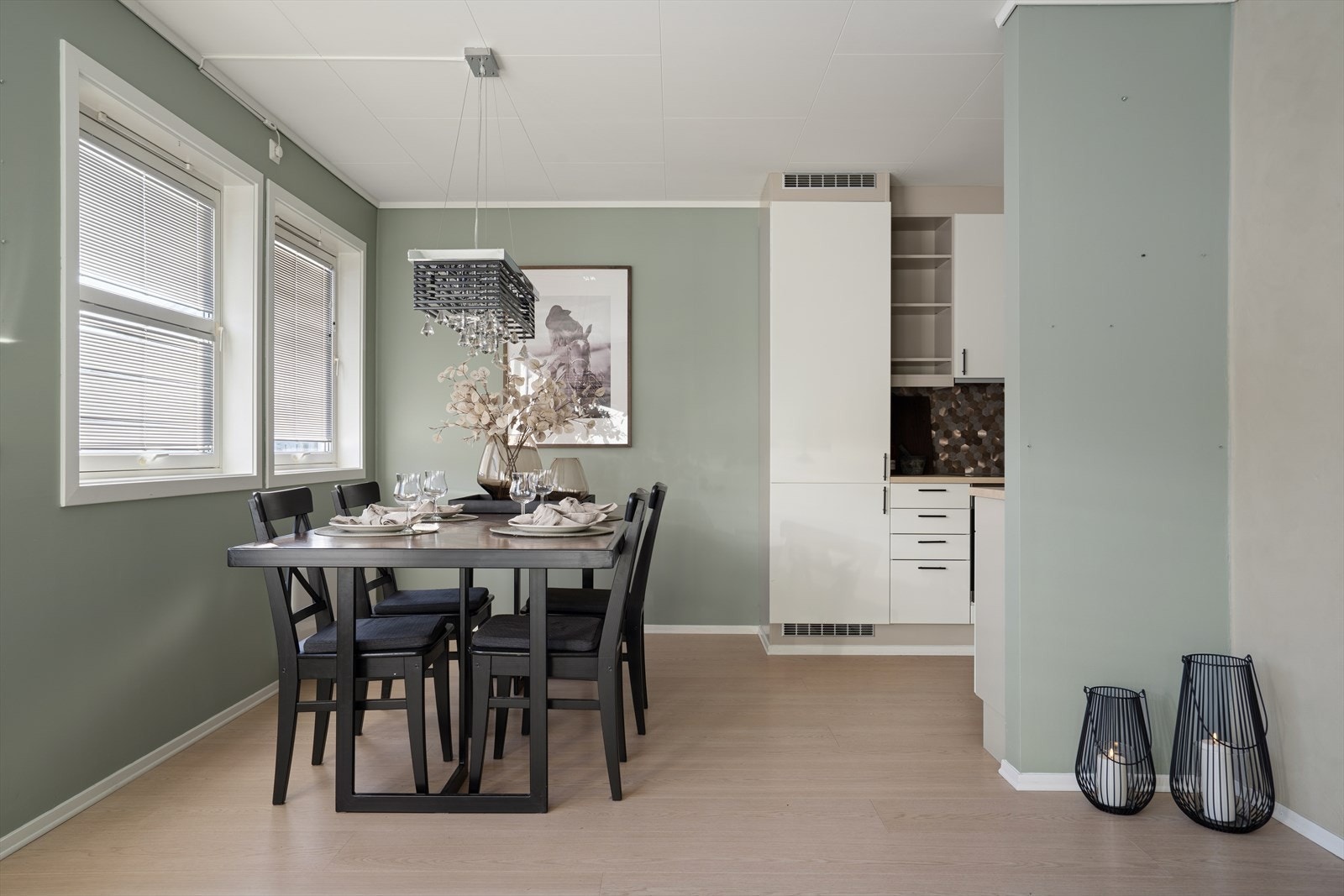 Mellom stuen og kjøkkenet finner spisebordet sin naturlige plassering. Galleribilde