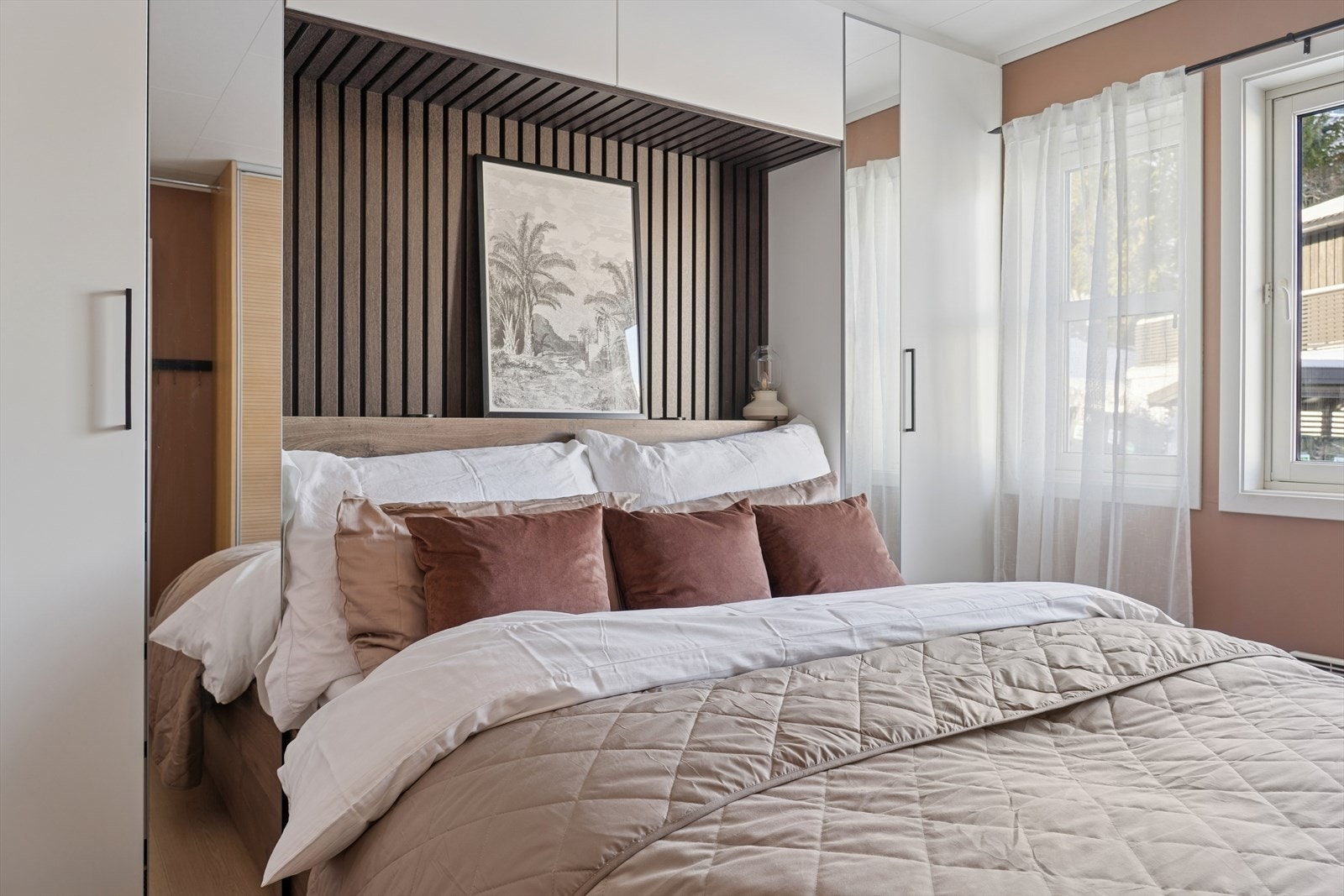 Hovedsoverommets areal ligger like under 13 m² og har da god plass til dobbeltseng og garderobeløsninger. Galleribilde