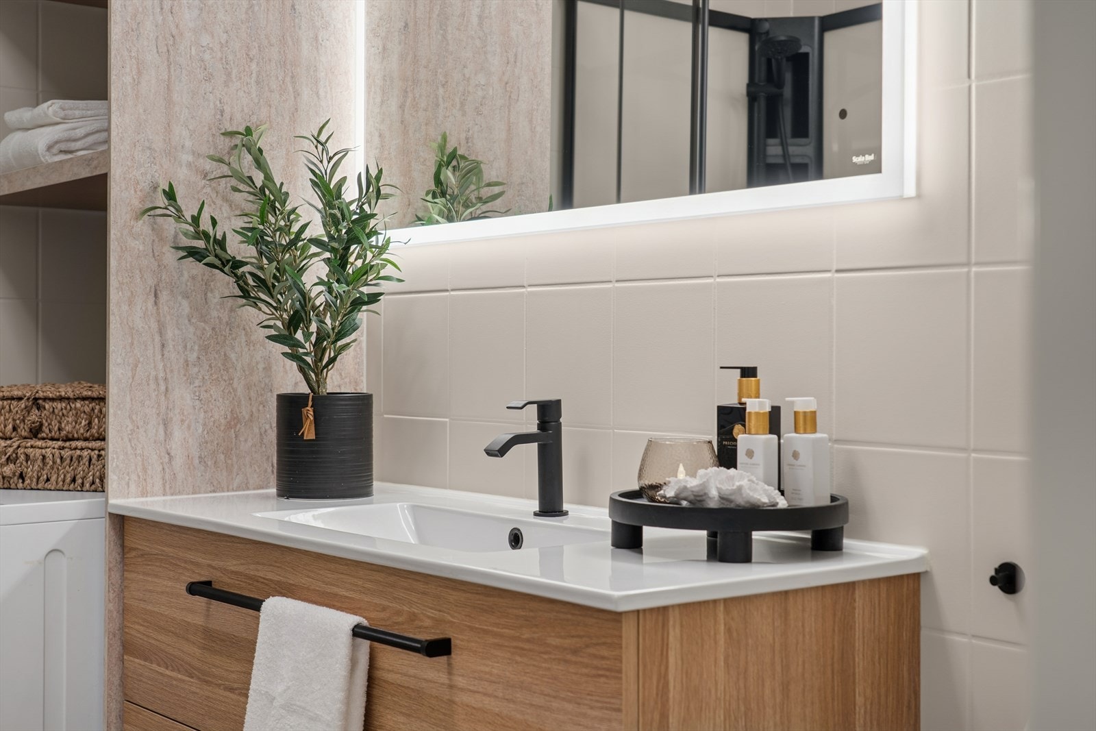 Badet er utstyrt med WC, servant i servantskap, dusjkabinett og opplegg for vaskemaskin. Galleribilde