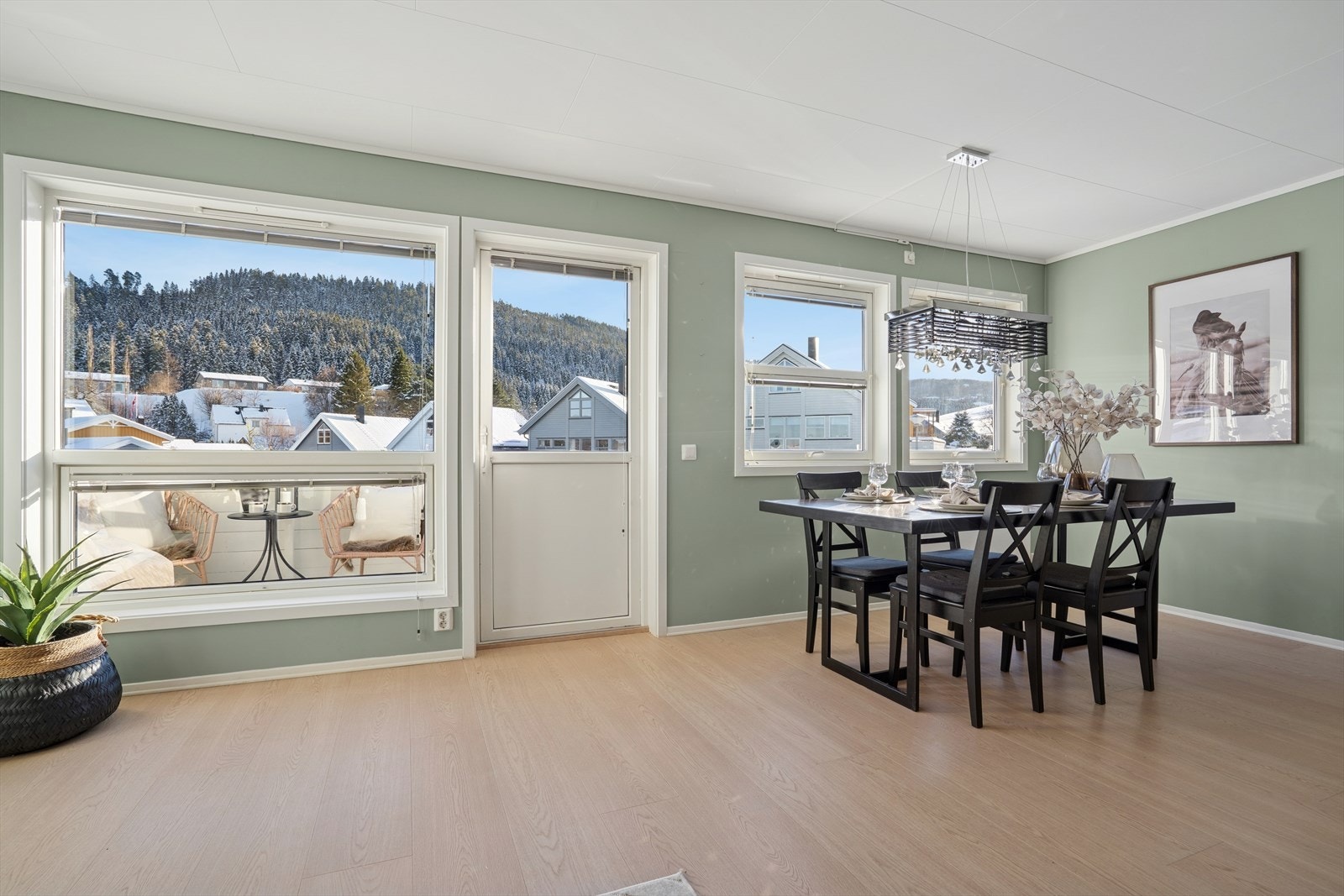 I stuen er det store vindusflater som sørger for rikelig med naturlig belysning. Galleribilde