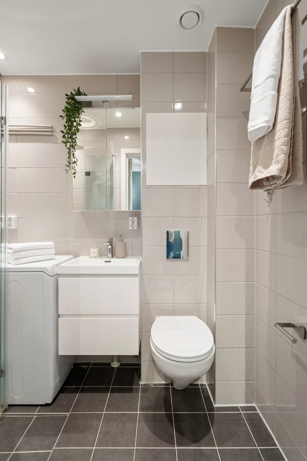 Badet ble pusset opp i regi av sameiet i 2022 og fremstår som moderne og delikat. Det har flislagte gulv og vegger, og varmekabler som gir en god og lun varme. Galleribilde