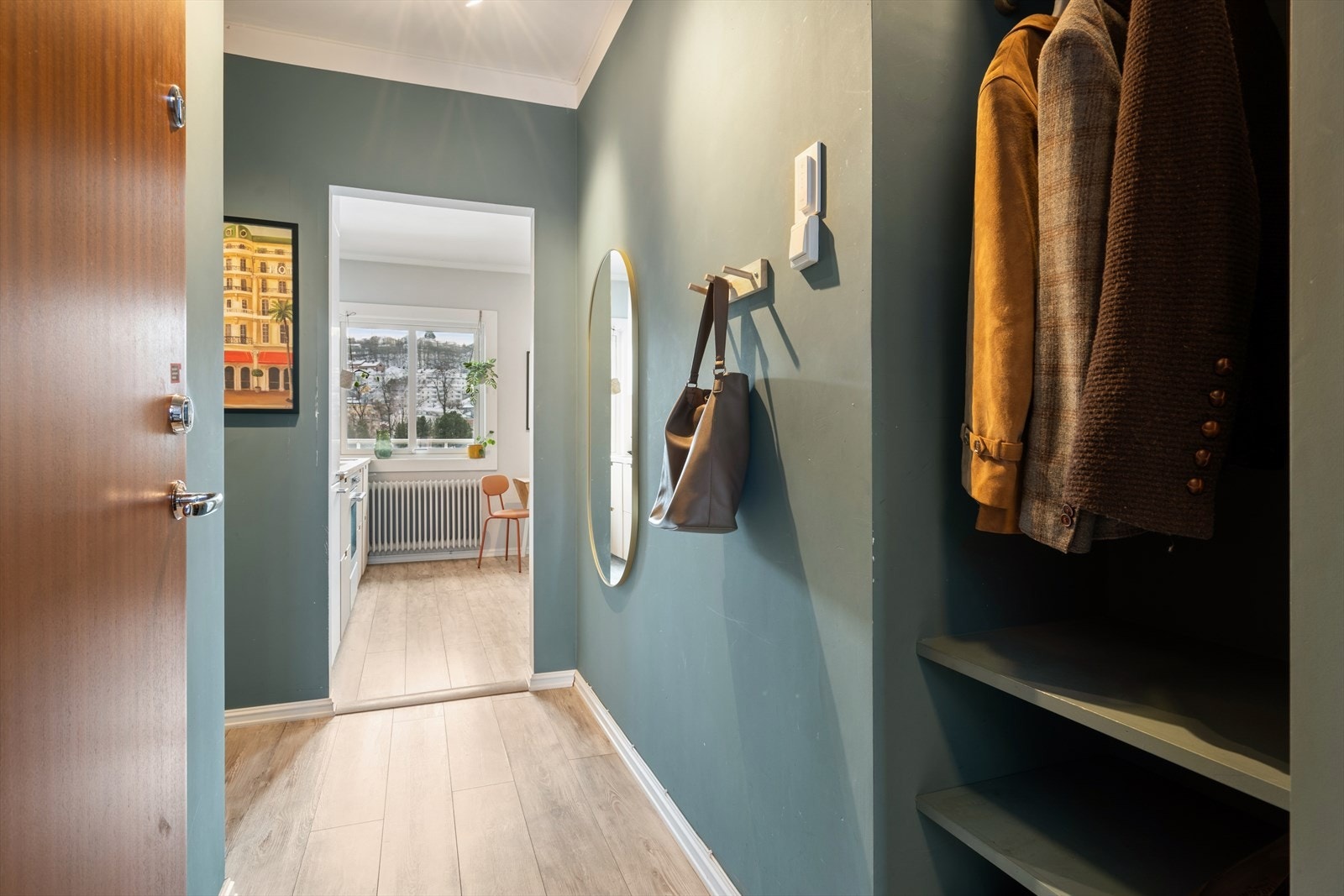 Her ønskes du velkommen inn i en innbydende og praktisk entrè med plassbygd garderobeløsning som gir gode oppbevaringsmuligheter for yttertøy og sko. Galleribilde