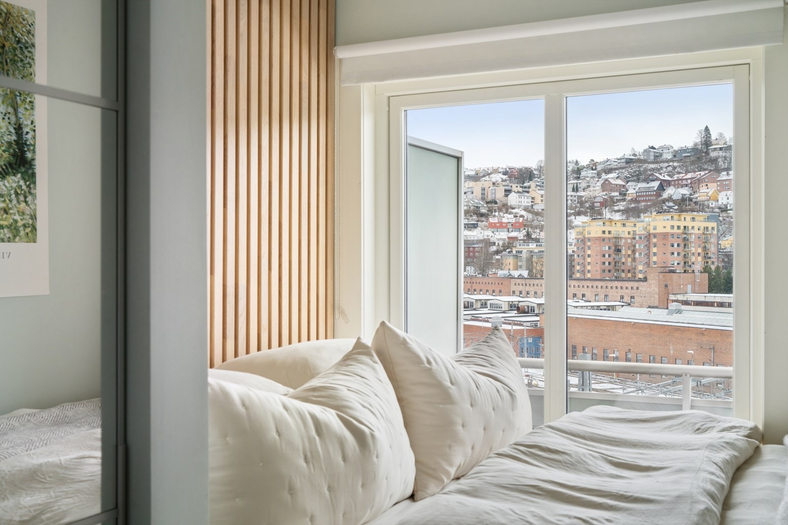 Spileveggen tilfører varme og et moderne preg, mens de store vindusflatene gir flott utsyn og rikelig med naturlig lys - en nydelig utsikt å våkne til. Galleribilde