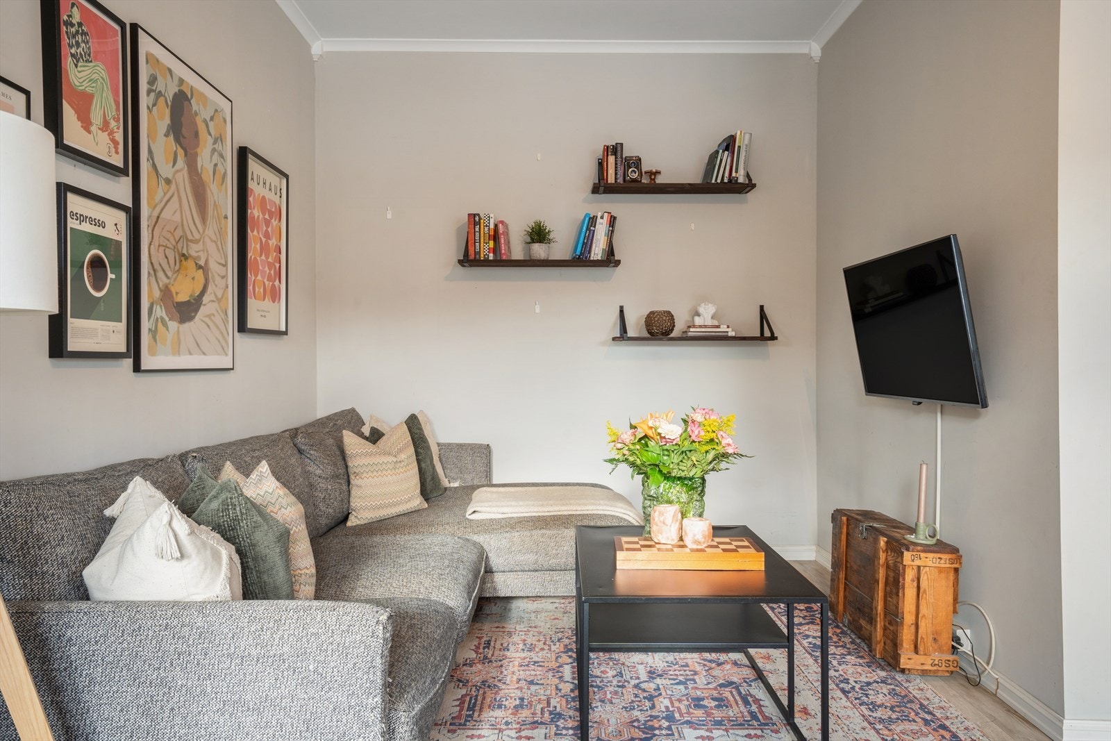 Hyggelig sofakrok med god plass til avslapning og TV-løsning. Galleribilde