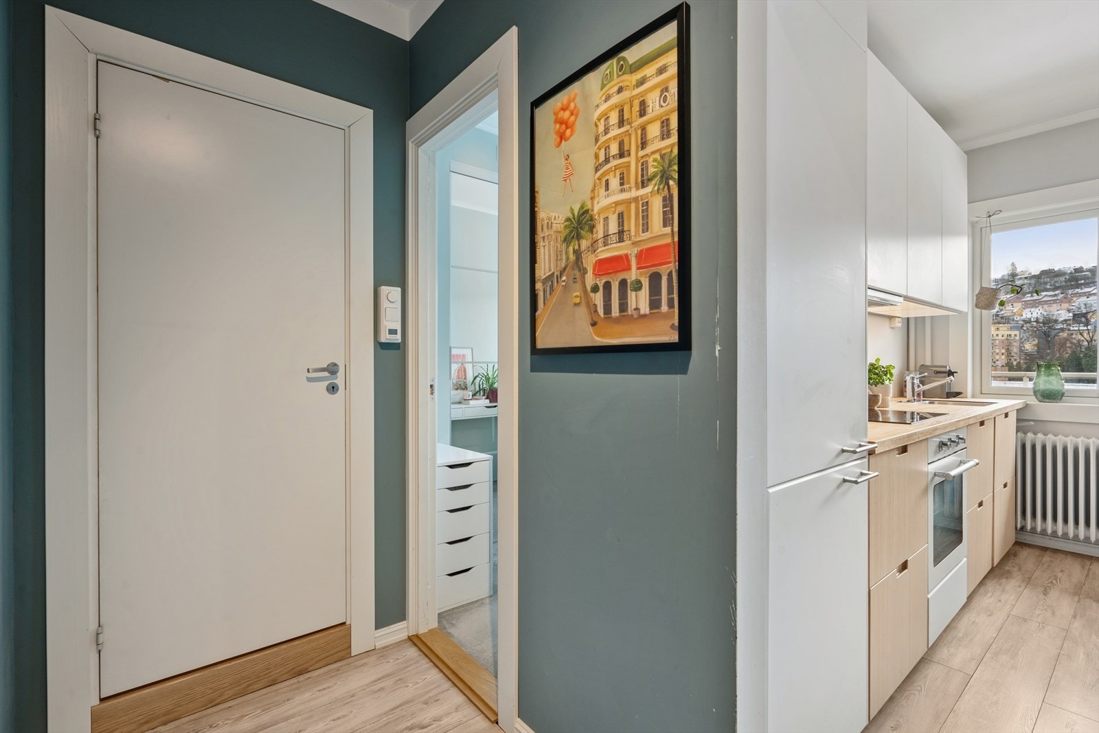 Fra oppholdsrommet kommer du inn i en mellomgang som leder videre til soverommet og badet. Galleribilde