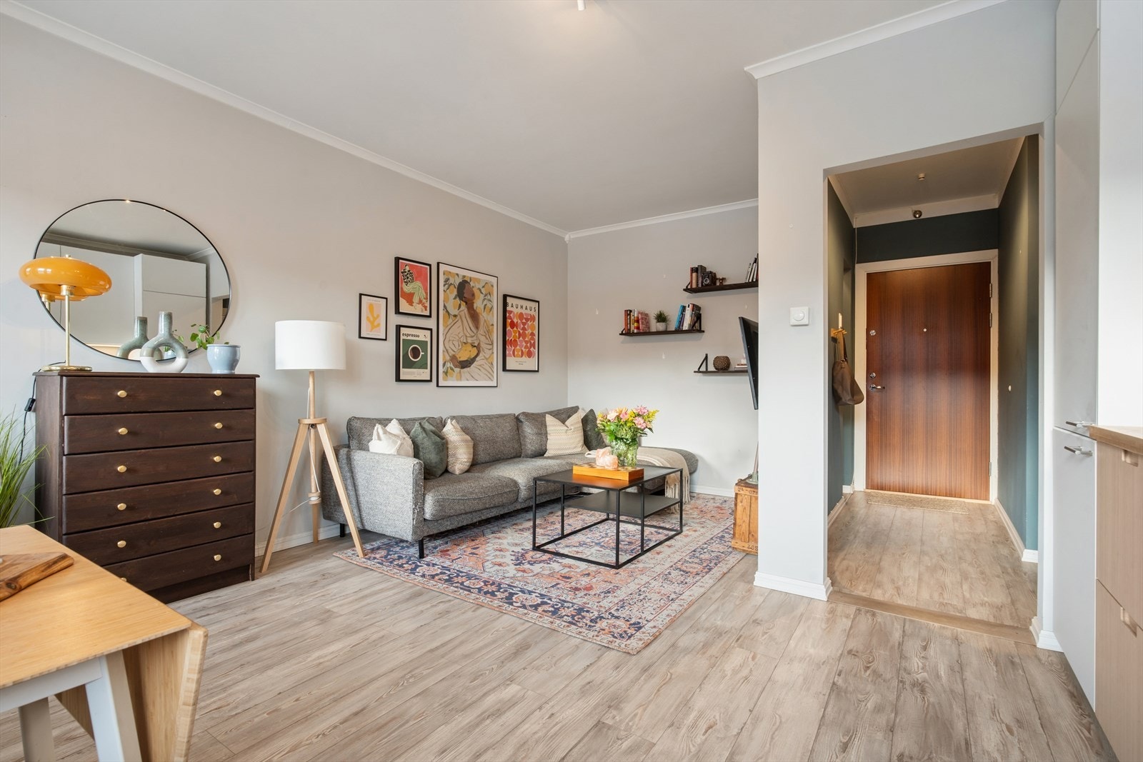 Åpen stue- og kjøkkenløsning som gir en luftig og sosial atmosfære, samtidig som de naturlige sonene gjør at hver del får sin egen tydelige plass og funksjon. Galleribilde