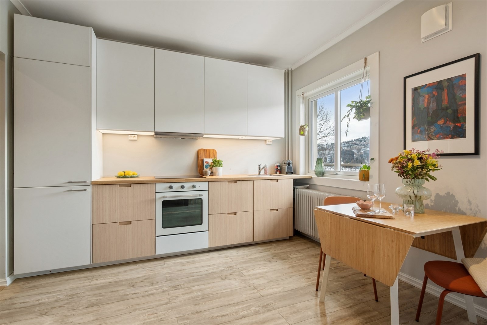 Videre er kjøkkenet utstyrt med integrerte hvitevarer som oppvaskmaskin, kjøle- og fryseskap, stekeovn og koketopp. Komfyrvakt montert. Galleribilde