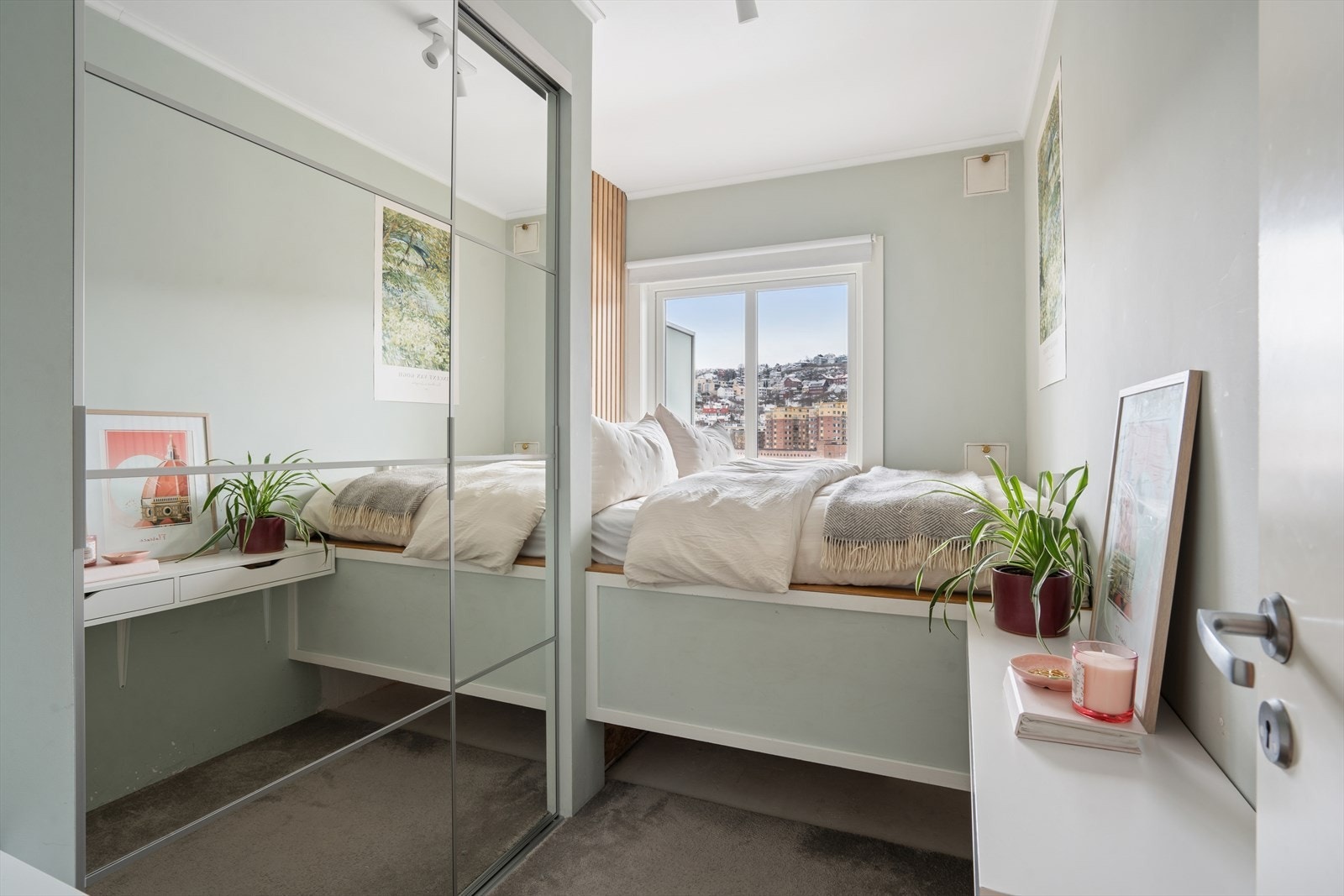 Soverommet fremstår som lyst og innbydende, med en behagelig fargepalett som skaper en rolig utrykk. Den plassbygde sengen utnytter rommet optimalt og byr på rikelig med oppbevaring. I tillegg finnes det er romslig garderobeskap med god oppbevaringsplass. Galleribilde