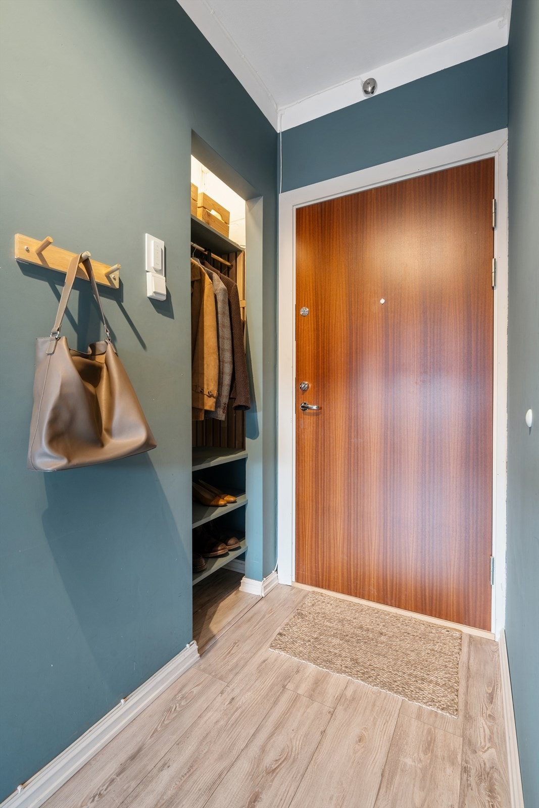 Dørcallingen er smart og diskret plassert inne i garderoben, slik at helhetsinntrykket blir både ryddig og stilrent. Galleribilde