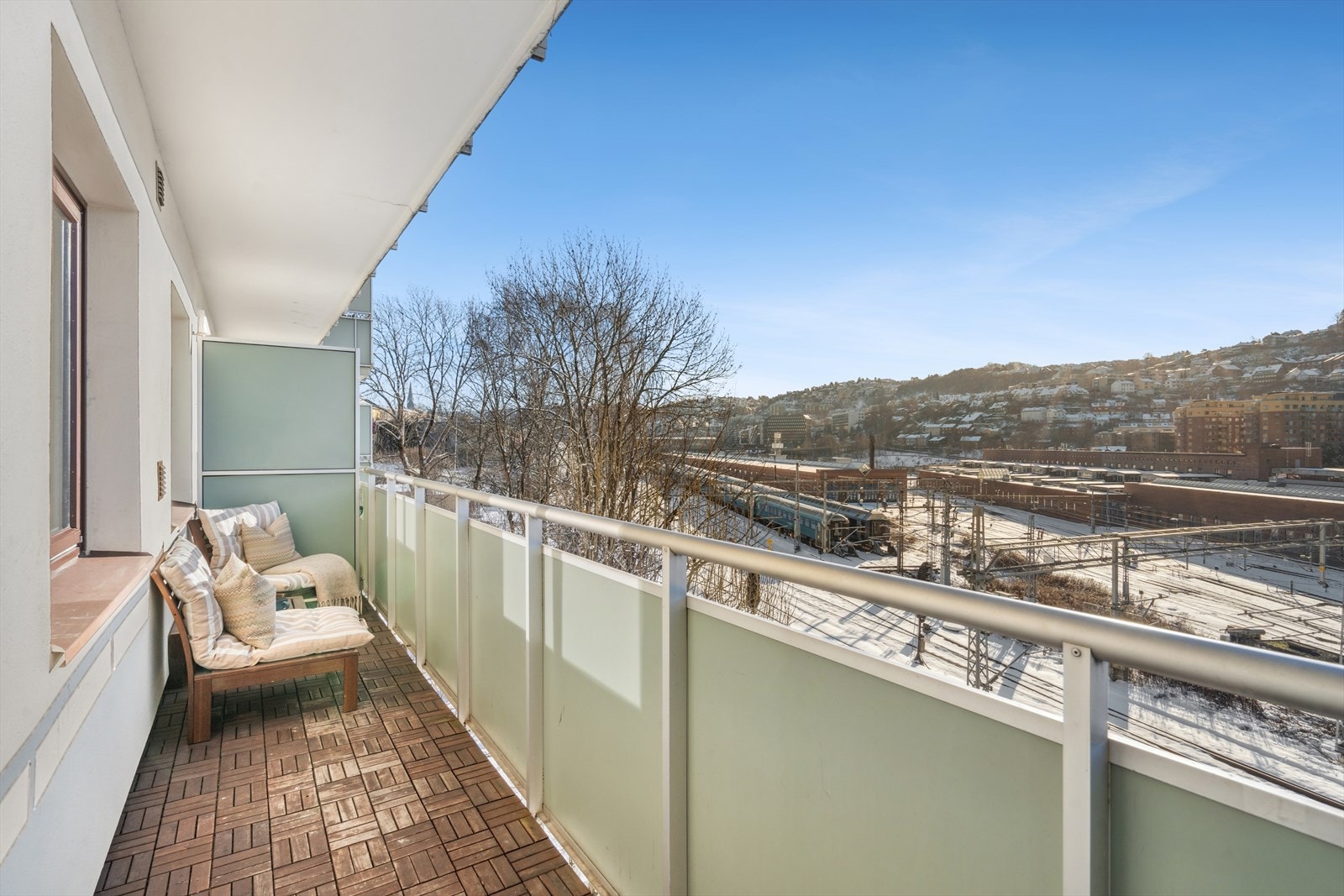 Syd-østvendt balkong på ca. 7,7 m², beliggenheten gir flotte solforhold fra morgenen av, og utsikten strekker seg mot Ekeberg med et glimt av Oslofjorden. Galleribilde