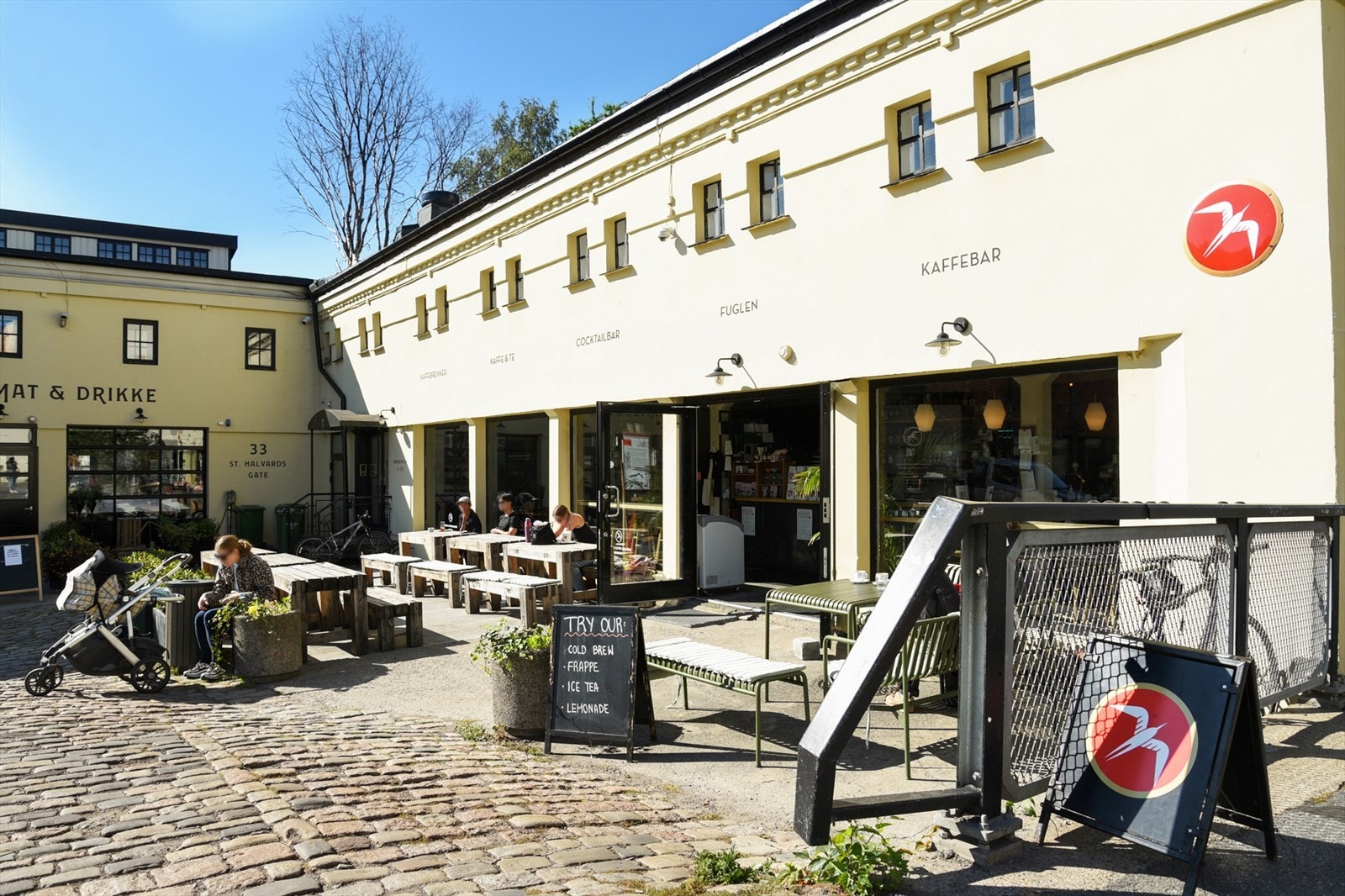 Et fantastisk nabolag! Nybrent kaffe kan nytes på café Fuglen. Galleribilde