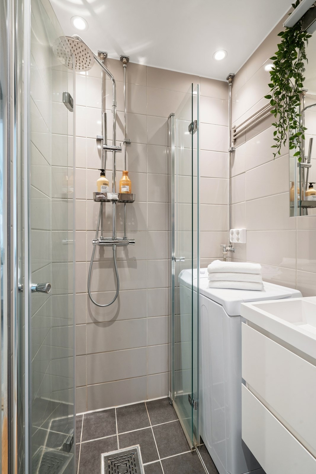 Det er opplegg for vaskemaskin, naturlig ventilasjon og pene, tidsriktige fargevalg. Galleribilde