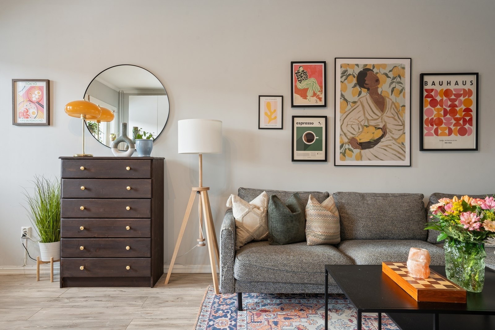 En lekker og moderne 2-roms leilighet i 3. etasje med gode lysforhold og solrik balkong. Boligen ble betydelig oppgradert i 2022 og fremstår som arealeffektiv, med en gjennomgående god og tidsriktig standard. Galleribilde