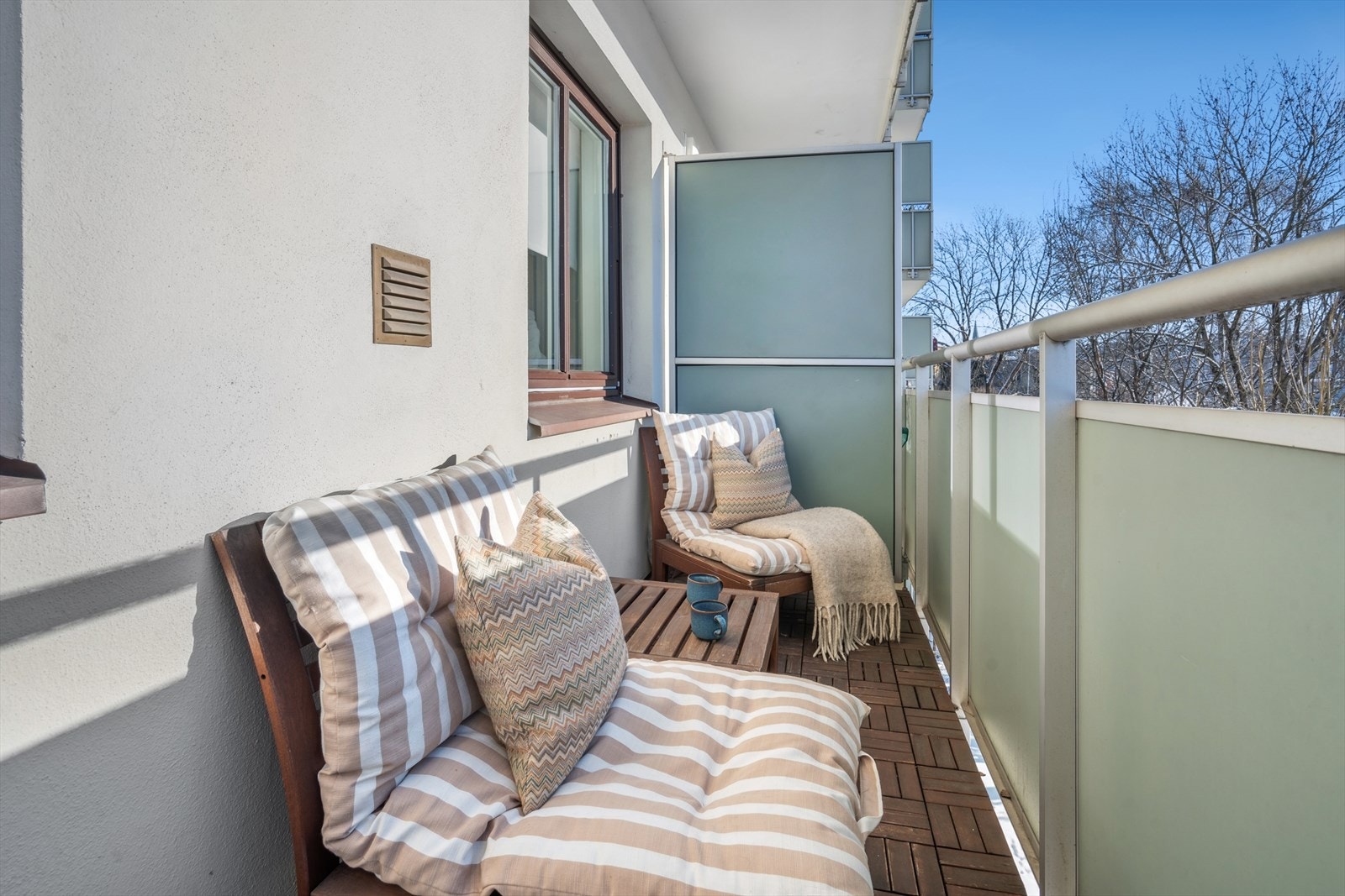 Balkongen byr på gode møbleringsmuligheter, enten du ønsker en koselig sittegruppe, grønne planter eller et lite spiseområde. Galleribilde