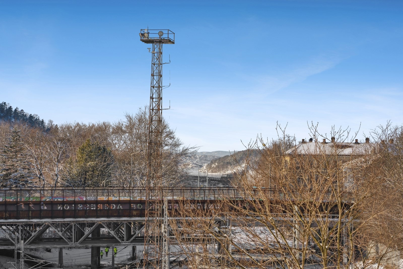 Fra balkongen har du utsikt over deler av Ekebergåsen og sjøgløtt. Galleribilde