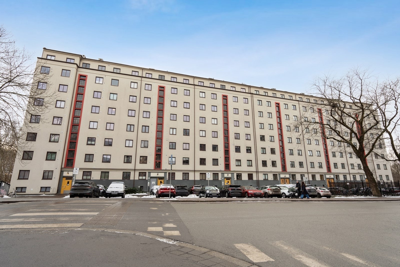 Fasade - Biloppstillingsplasser for beboere rett utenfor. Her kan du også leie parkeringsplass for 500 kr/mnd. Galleribilde