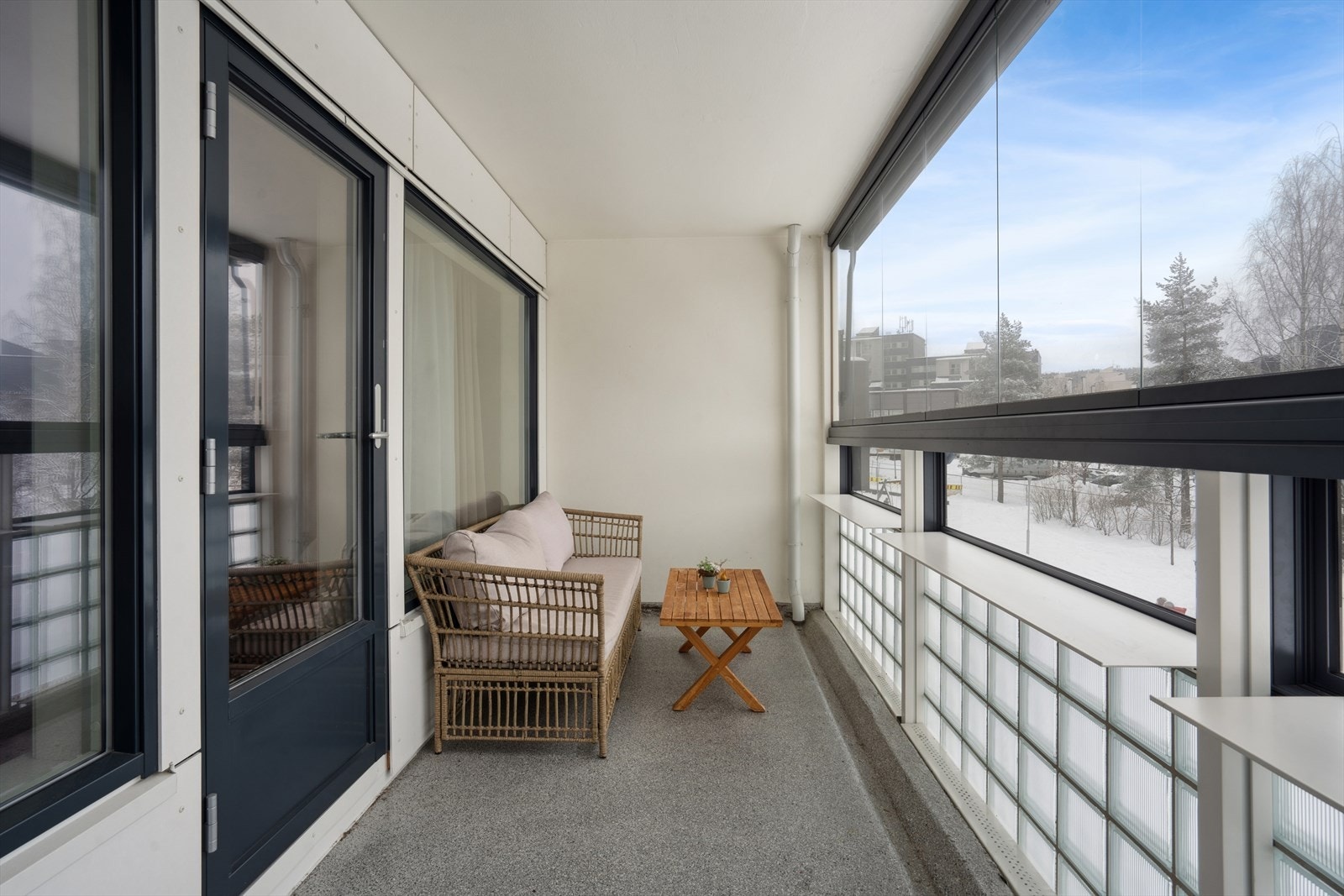 Balkongdøren i tre med to-lags glass leder ut til det ekstra uterommet. Galleribilde